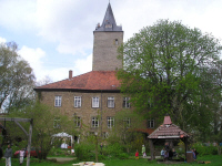 Burg/Bergfried: Turm mit Herrenhaus