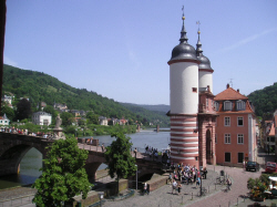 Vom Hotel "Vier Jahreszeiten" der Blick auf die Alte Brcke und das Brckentor