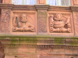 Figuren an der Fassade des Hotels zum Ritter