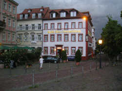 Hotel "Vier Jahreszeiten", direkt am Rande der Altstadt an der Alten Brücke gelegen: Hier haben wir uns nachts dem Straßenlärm der Studenten aussetzen müssen