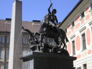 Auf der Burg / Stele und Skulptur an der Sdfront des Veitdoms