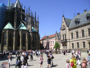 Auf der Burg / Ostfront des Veitsdoms / Vorplatz Basilka