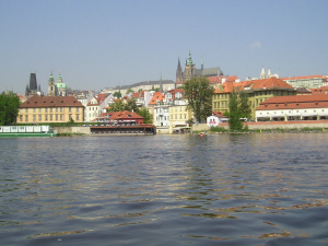 Blick von der Moldau auf die Burg (mit Veitsdom)